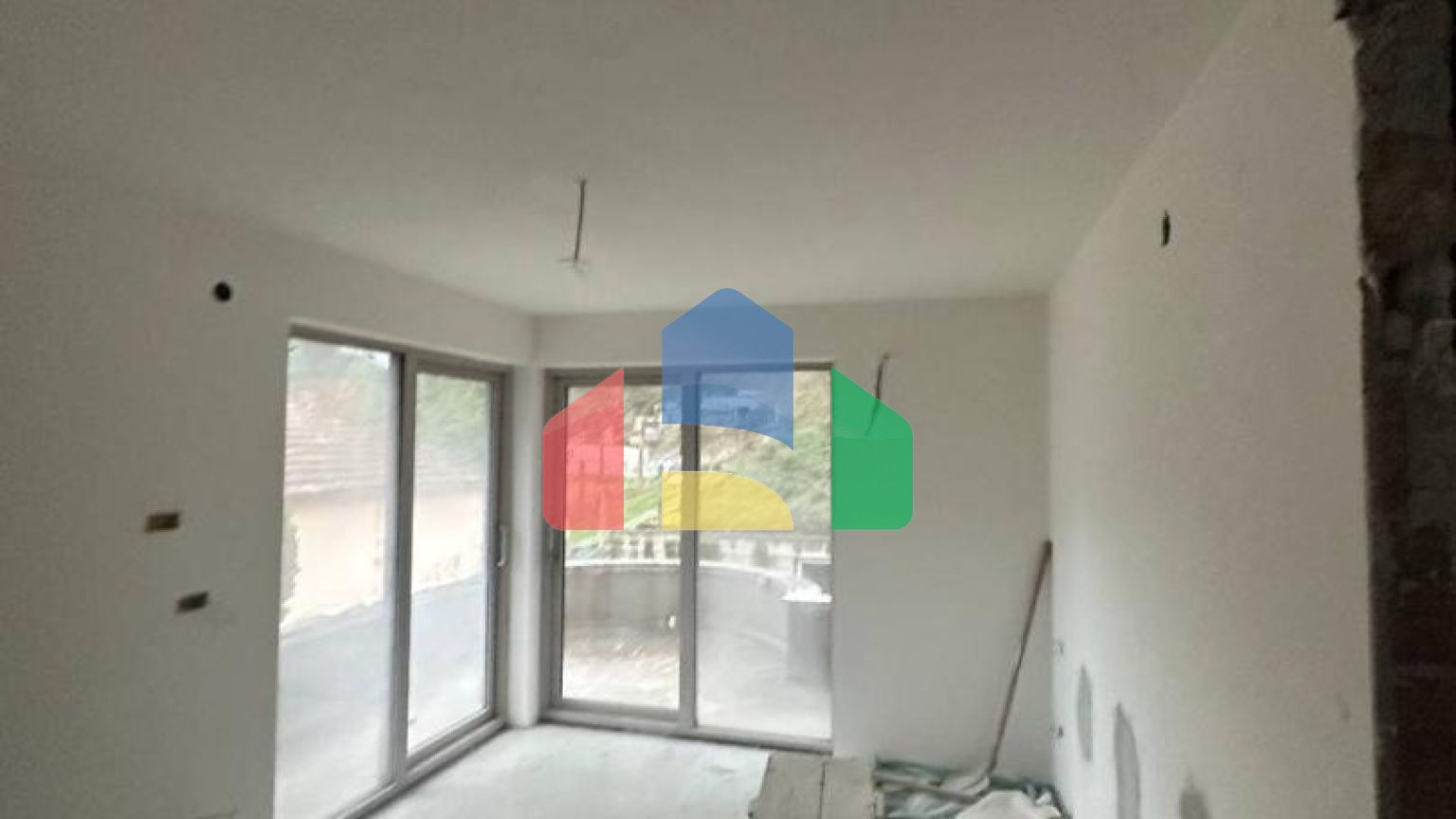 Недостроенный дом  на два таунхауса в Прчань  с  проектом.