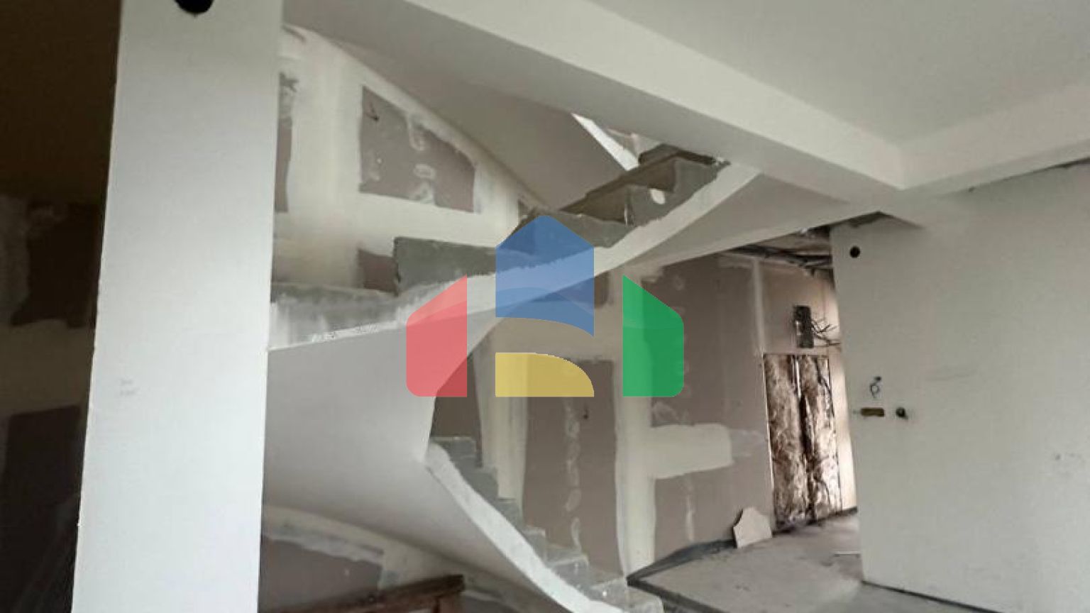 Недостроенный дом  на два таунхауса в Прчань  с  проектом.