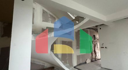 Недостроенный дом на два таунхауса в Прчань с проектом. Недостроенный дом на два таунхауса в Прчань с проектом.