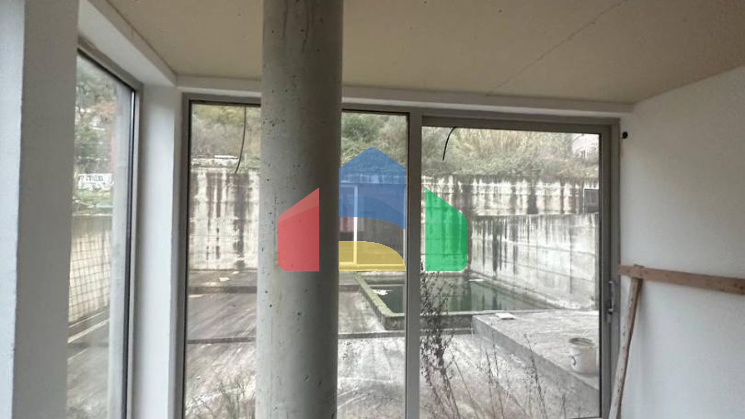 Недостроенный дом  на два таунхауса в Прчань  с  проектом.