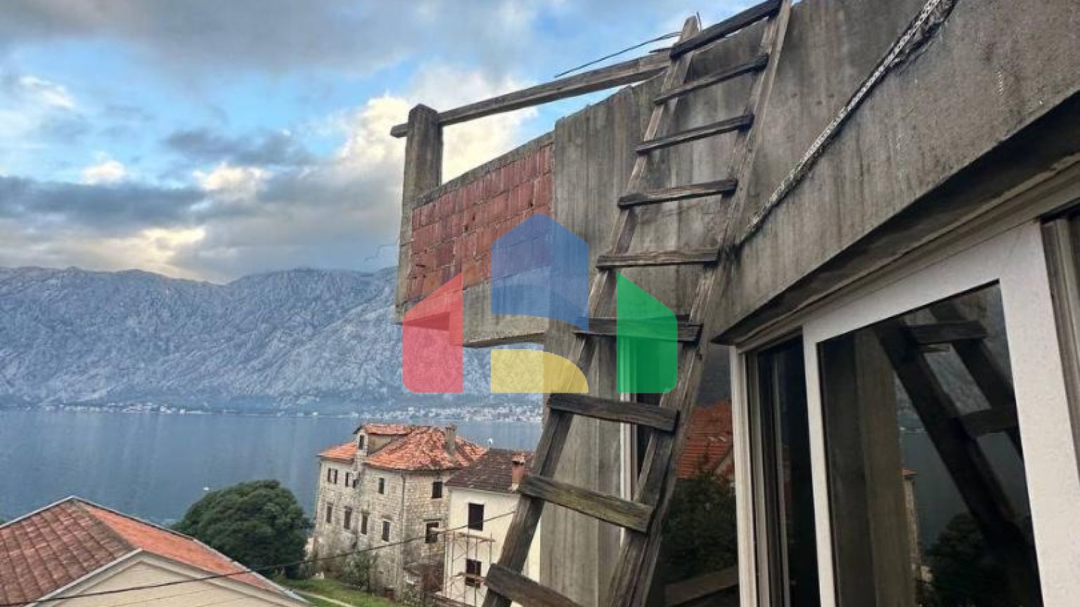 Недостроенный дом  на два таунхауса в Прчань  с  проектом.