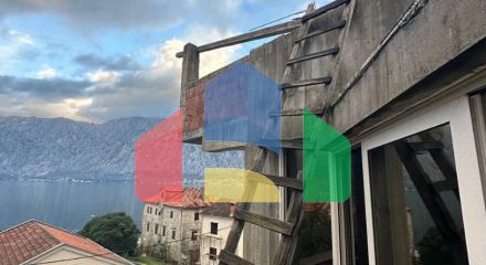 Недостроенный дом на два таунхауса в Прчань с проектом. Недостроенный дом на два таунхауса в Прчань с проектом.