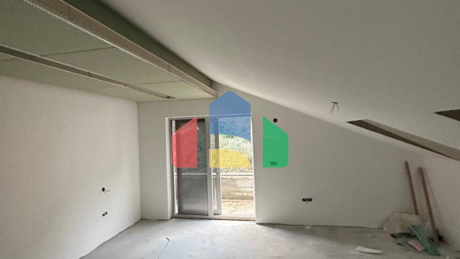 Недостроенный дом  на два таунхауса в Прчань  с  проектом.