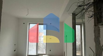 Недостроенный дом на два таунхауса в Прчань с проектом. Недостроенный дом на два таунхауса в Прчань с проектом.