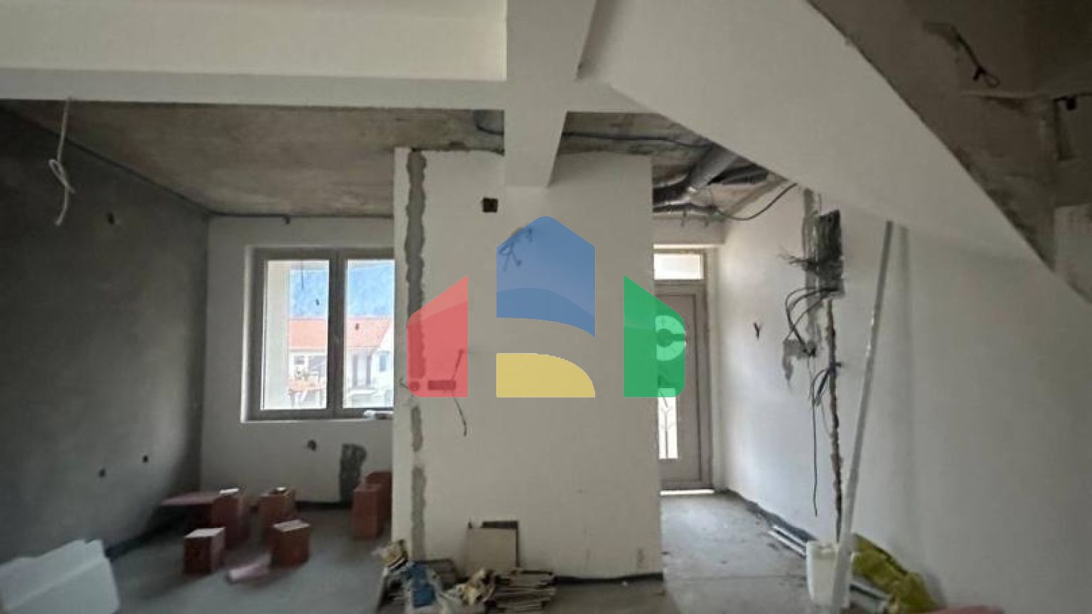 Недостроенный дом  на два таунхауса в Прчань  с  проектом.