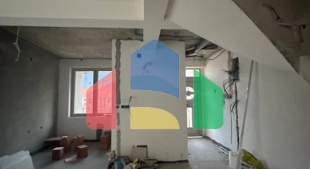 Недостроенный дом на два таунхауса в Прчань с проектом. Недостроенный дом на два таунхауса в Прчань с проектом.