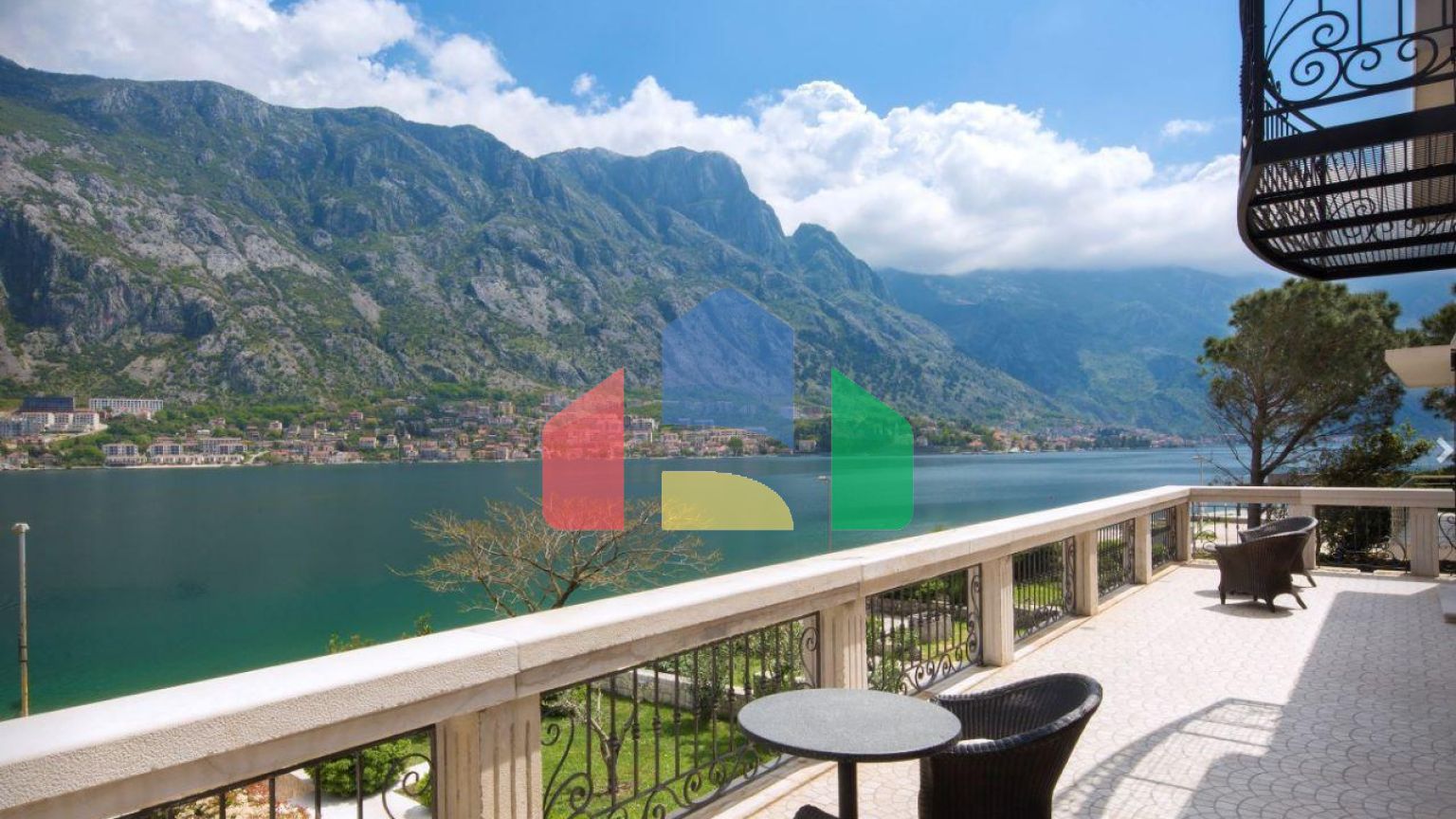 Котор, Прчань —  вилла с участком, на первой линии от моря