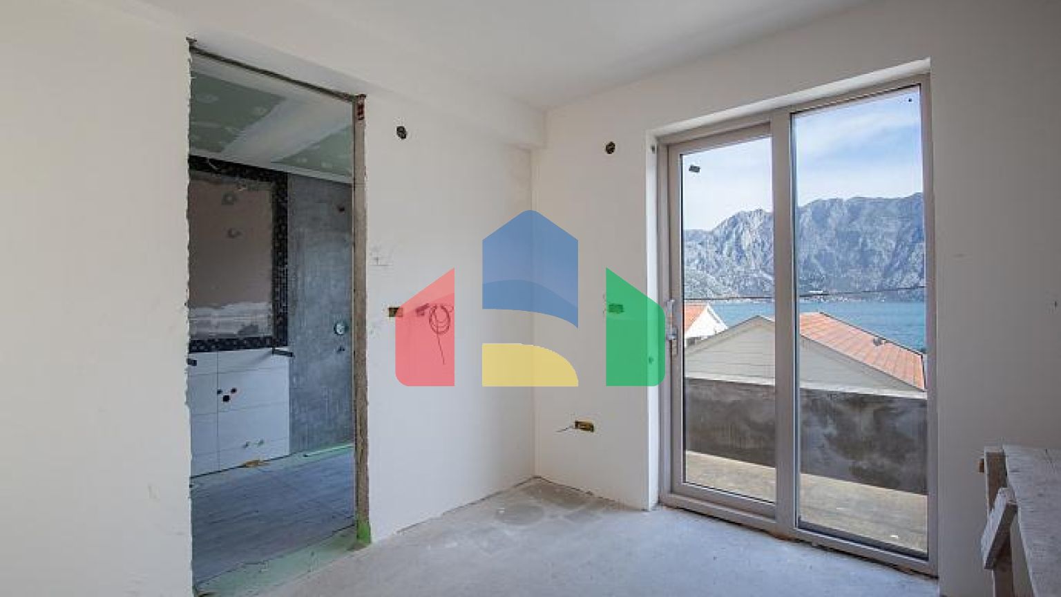 Трехэтажный дом с видом на Боко Которский залив