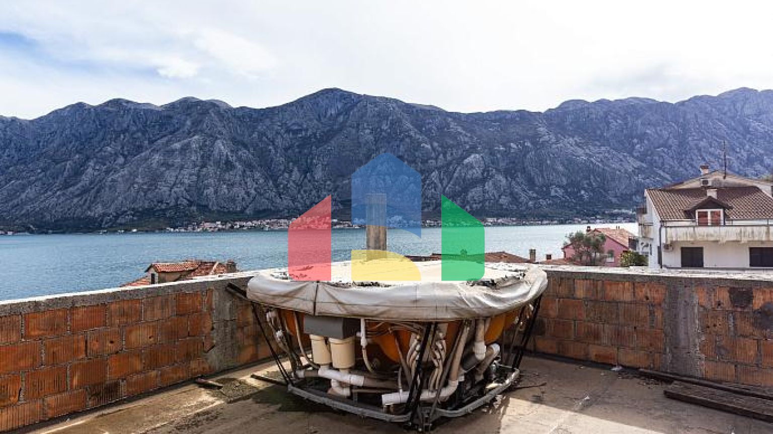 Трехэтажный дом с видом на Боко Которский залив