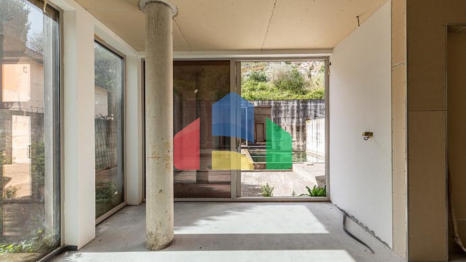 Трехэтажный дом с видом на Боко Которский залив