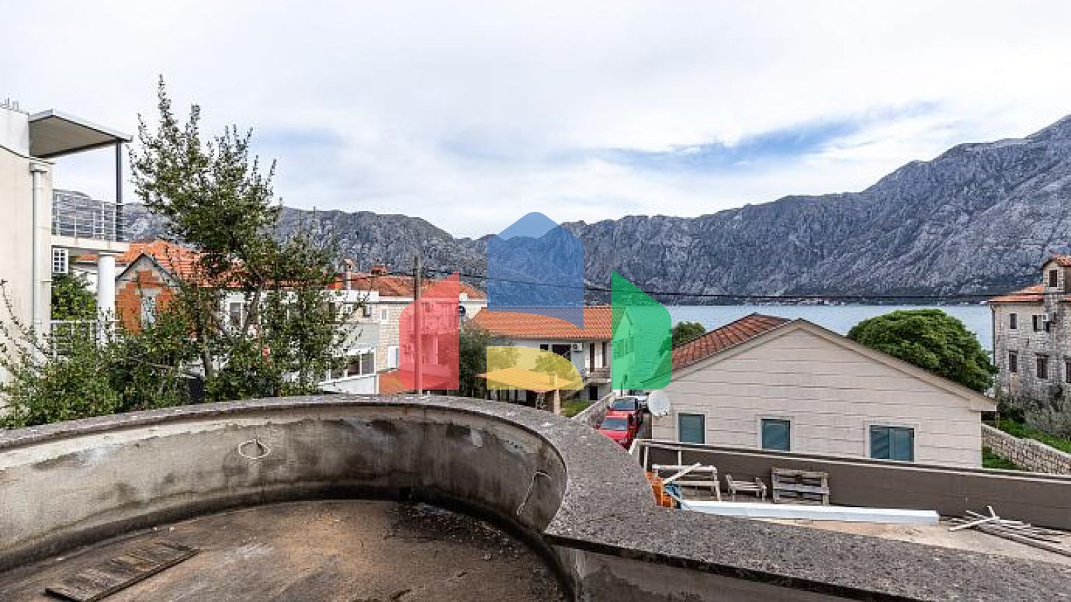 Трехэтажный дом с видом на Боко Которский залив