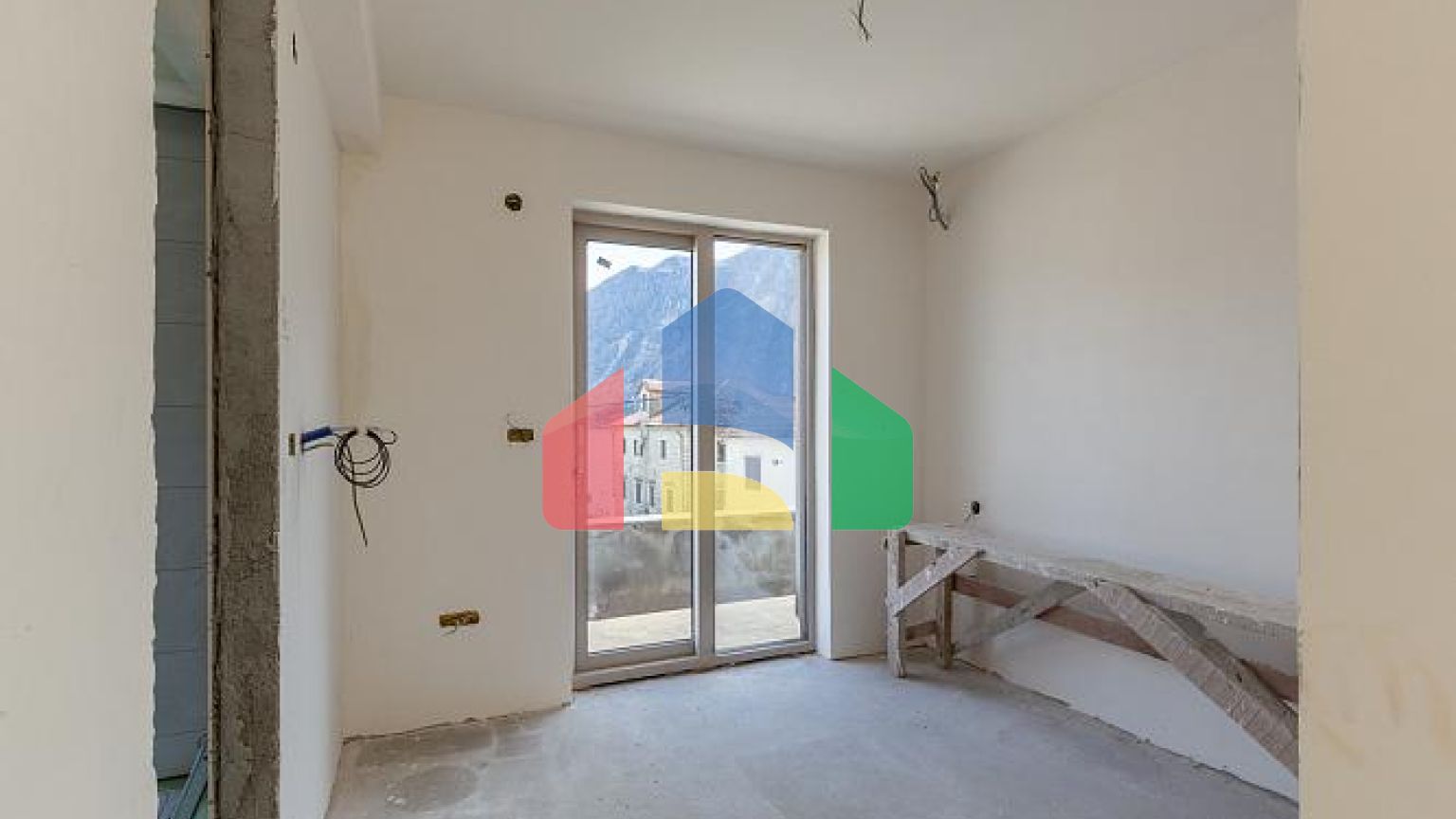 Трехэтажный дом с видом на Боко Которский залив