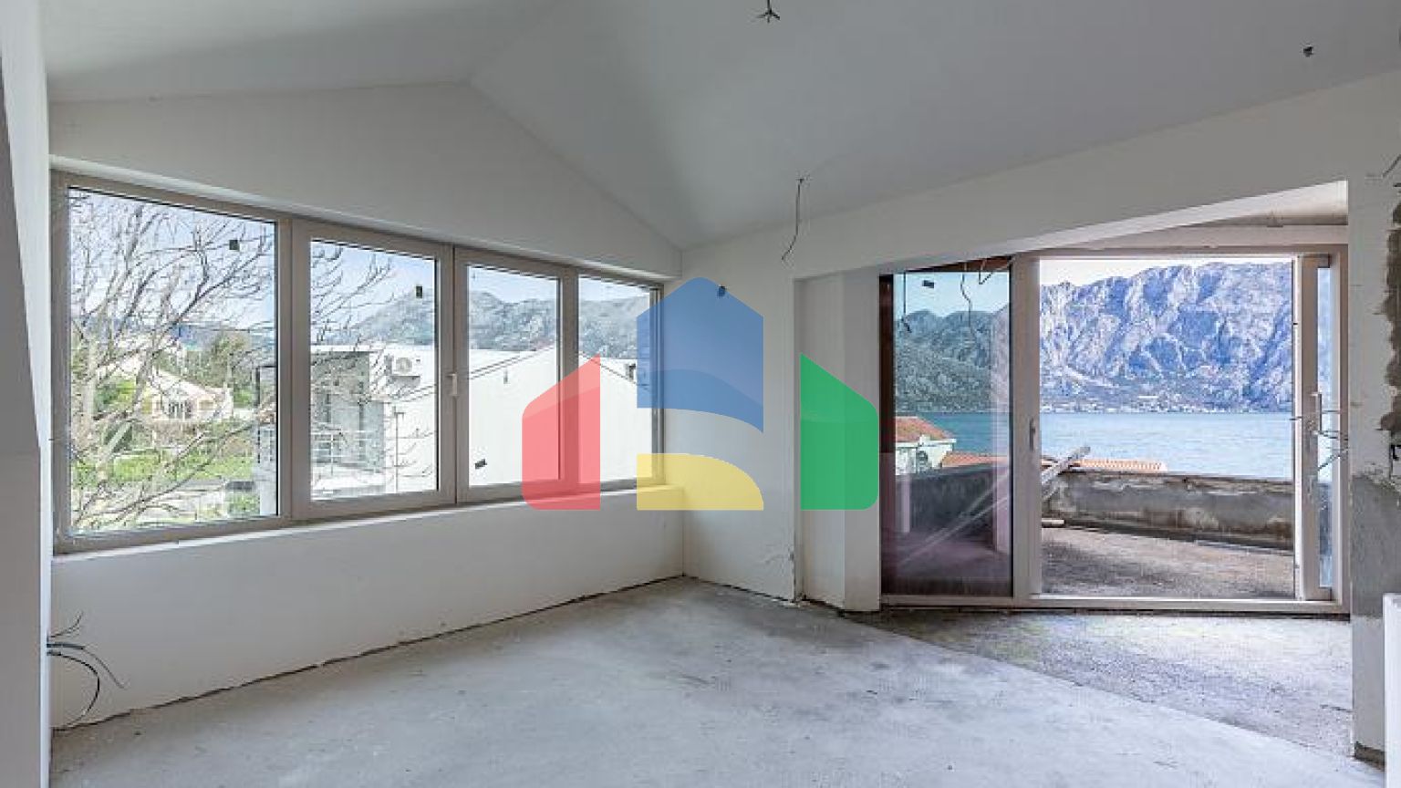 Трехэтажный дом с видом на Боко Которский залив