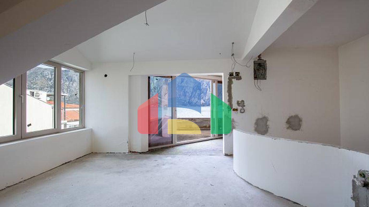 Трехэтажный дом с видом на Боко Которский залив