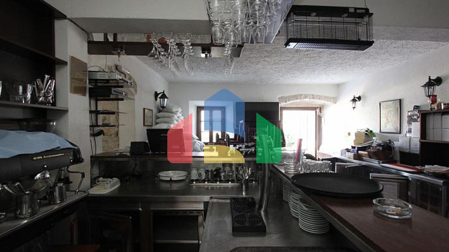 Каменный дом с рестораном на набережной в Прчань