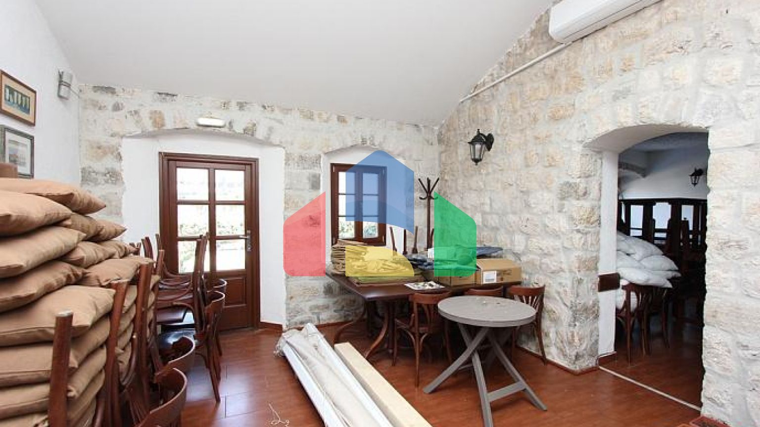 Каменный дом с рестораном на набережной в Прчань