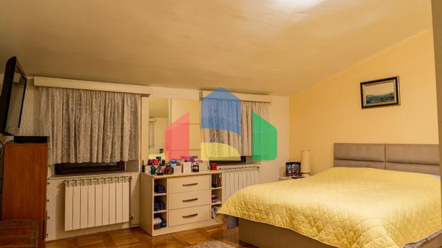 Два дома с рестораном на первой линии