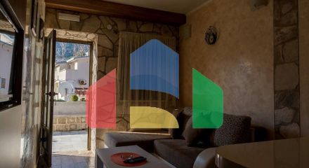 Два дома с рестораном на первой линии