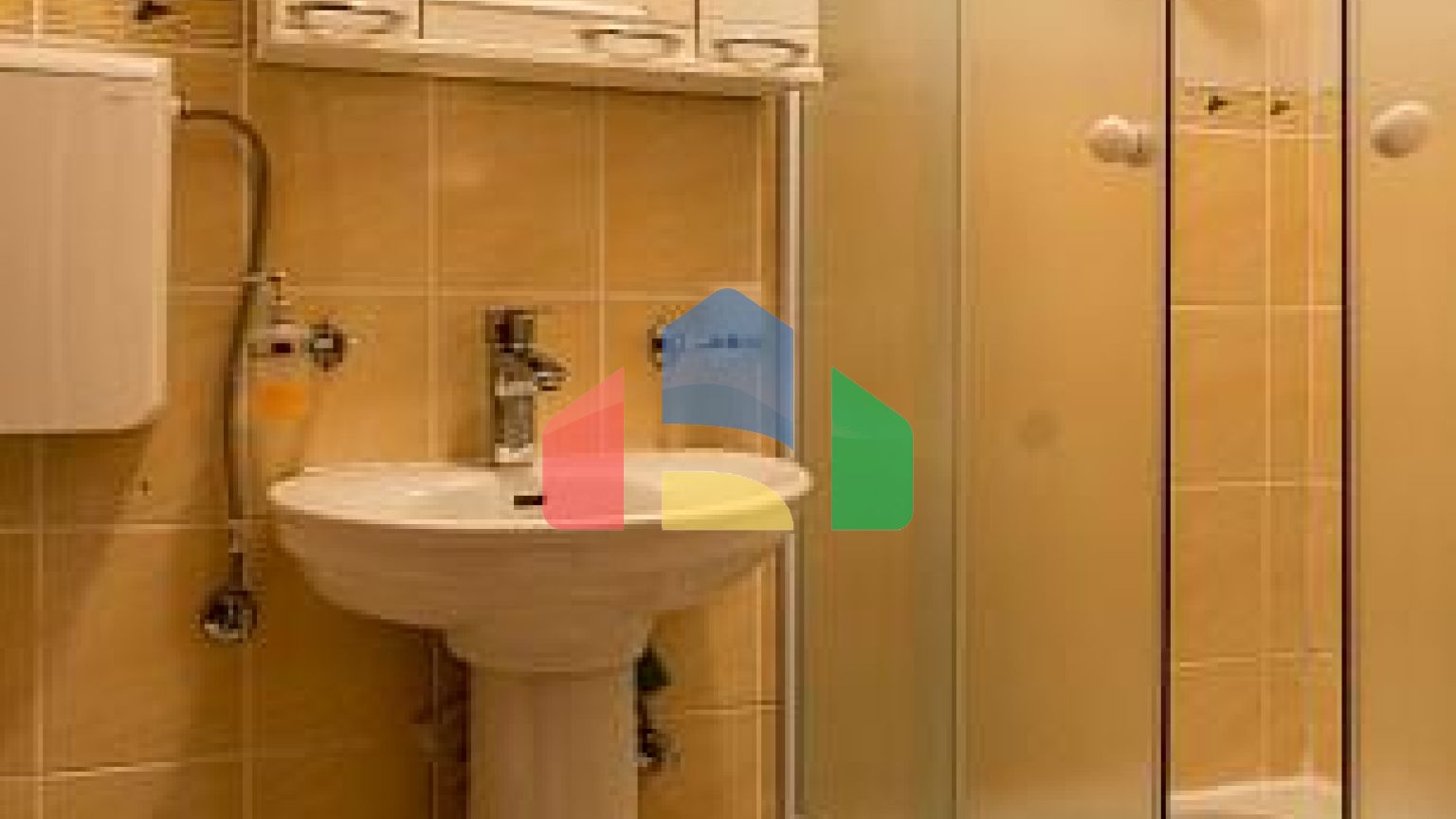 Два дома с рестораном на первой линии