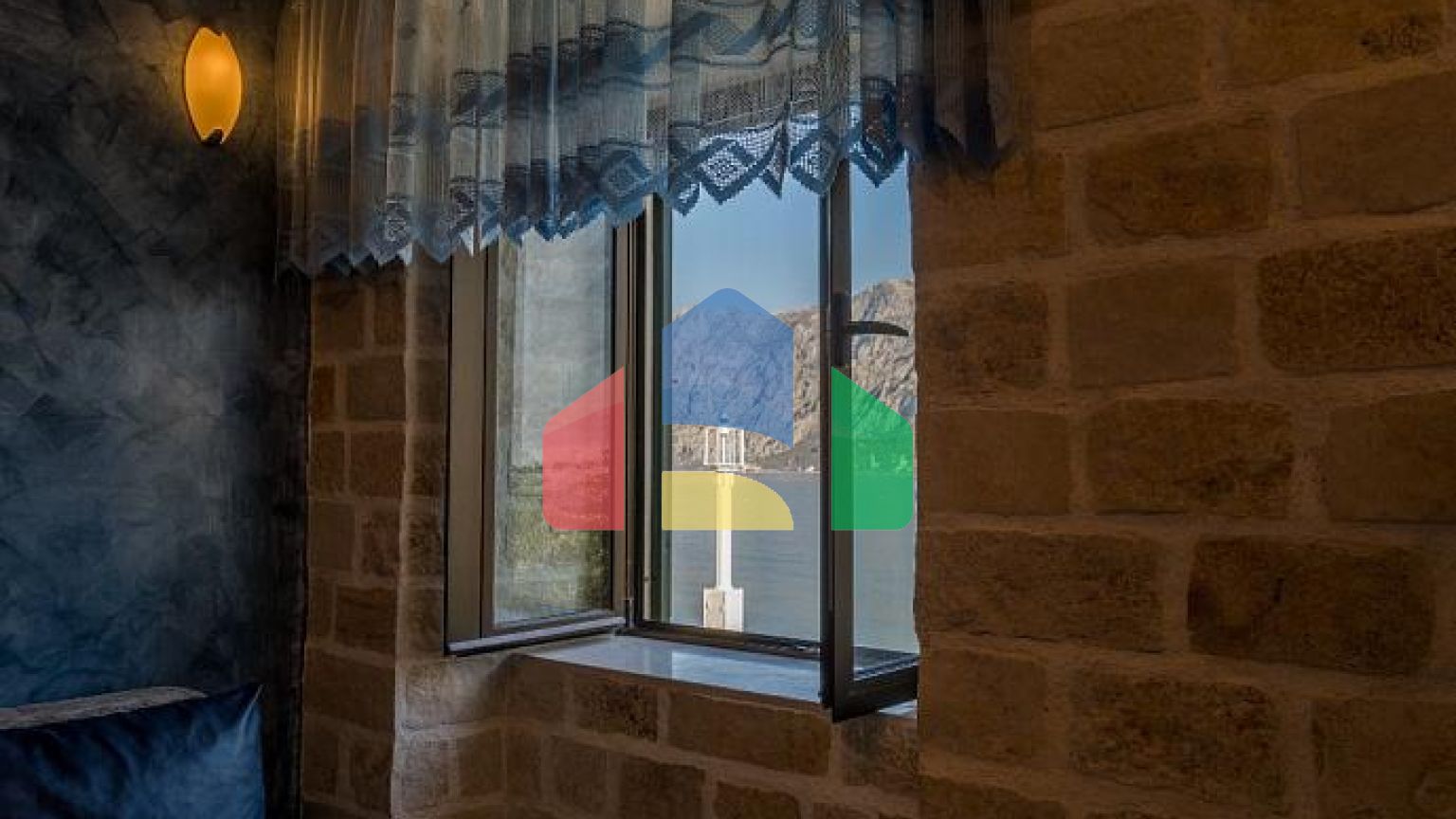 Два дома с рестораном на первой линии