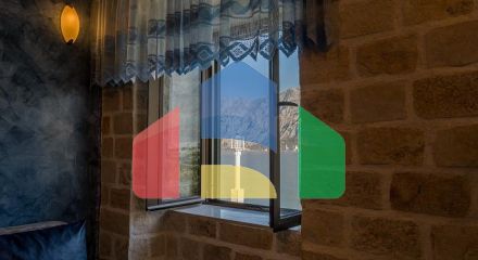 Два дома с рестораном на первой линии