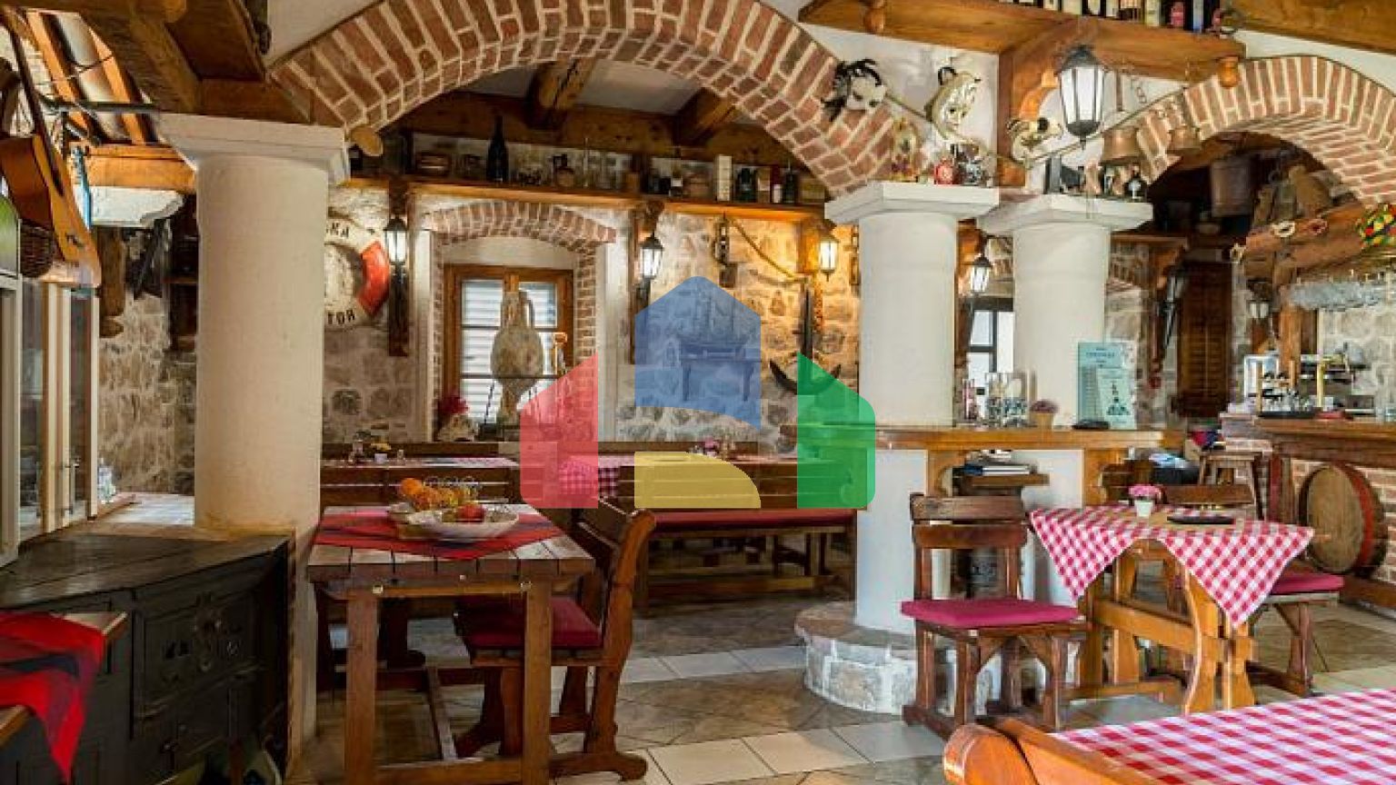 Два дома с рестораном на первой линии