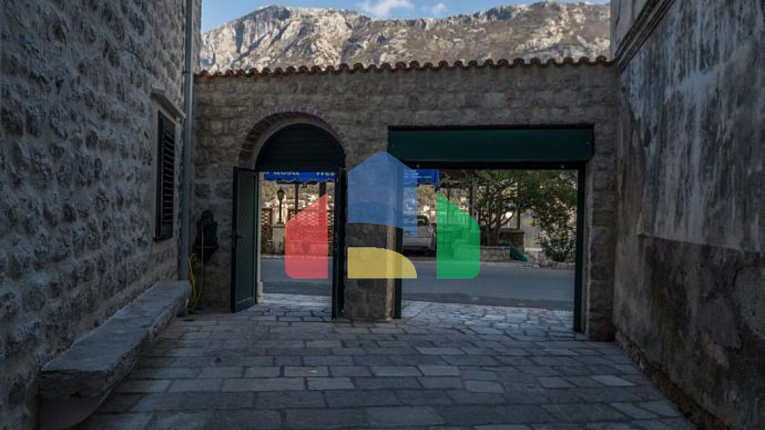 Два дома с рестораном на первой линии