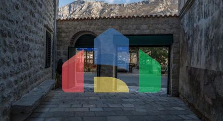 Два дома с рестораном на первой линии