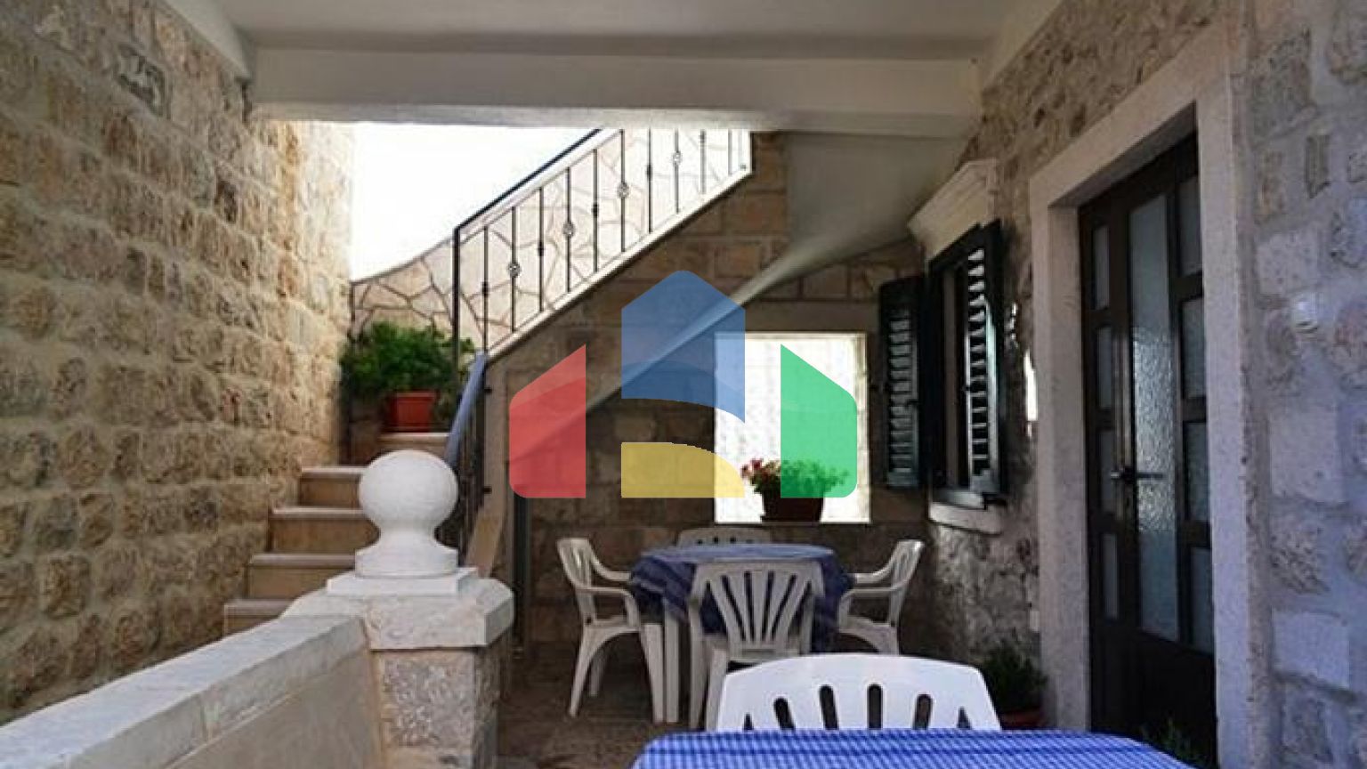 Два дома с рестораном на первой линии