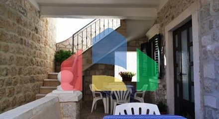 Два дома с рестораном на первой линии