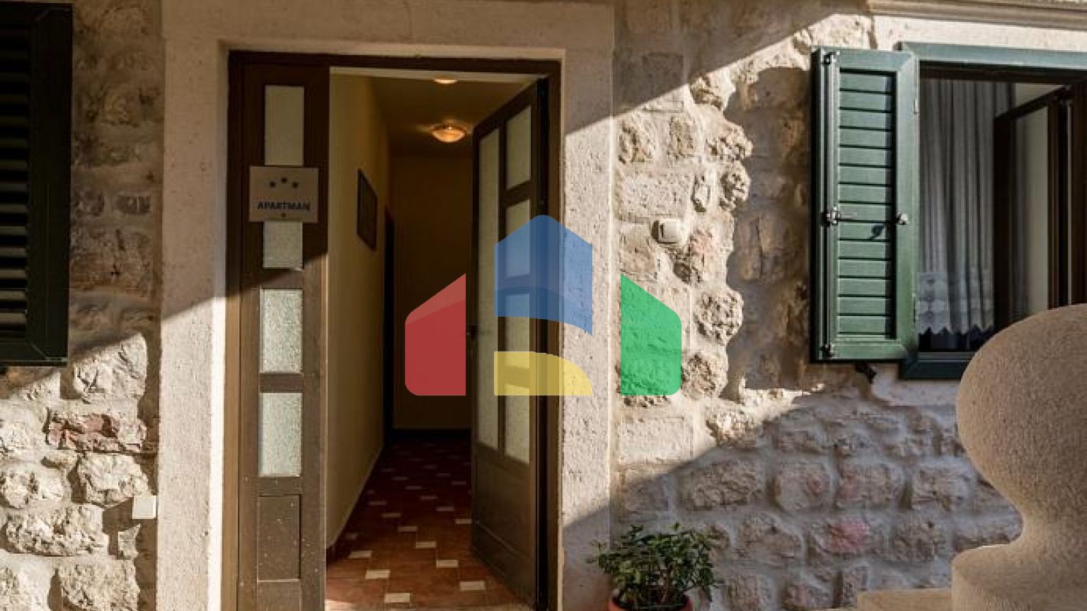 Два дома с рестораном на первой линии