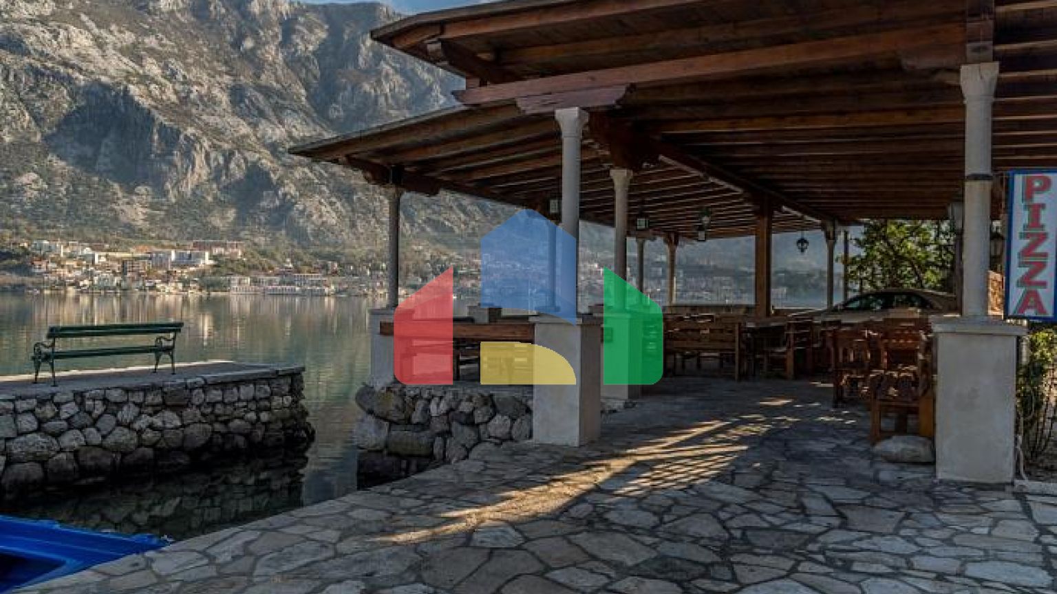 Два дома с рестораном на первой линии