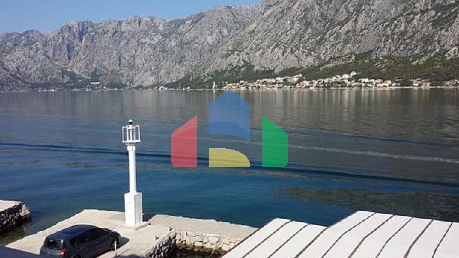 Два дома с рестораном на первой линии