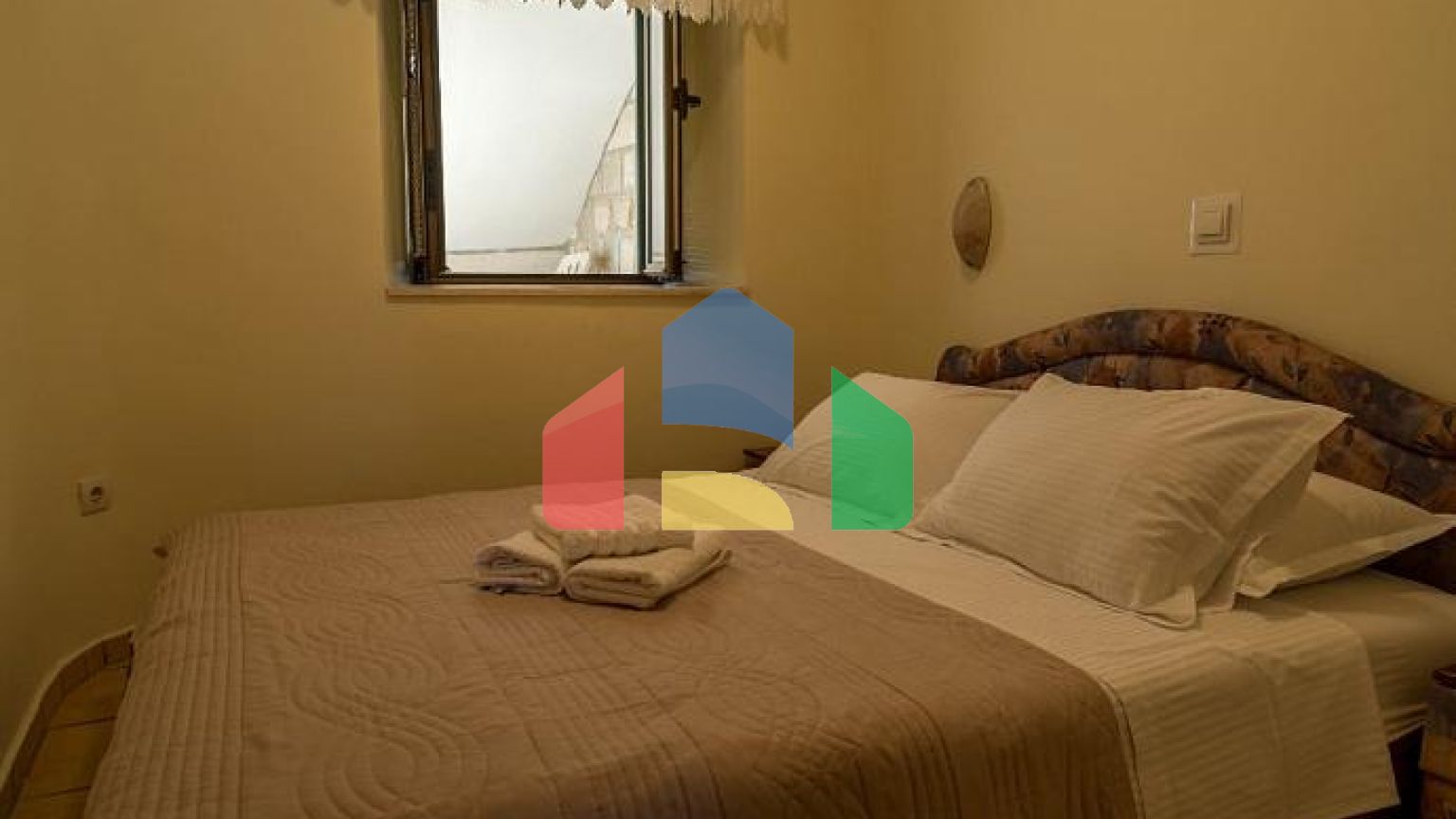 Два дома с рестораном на первой линии