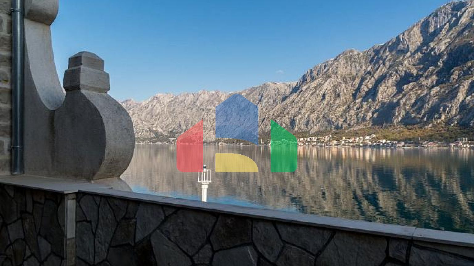 Два дома с рестораном на первой линии