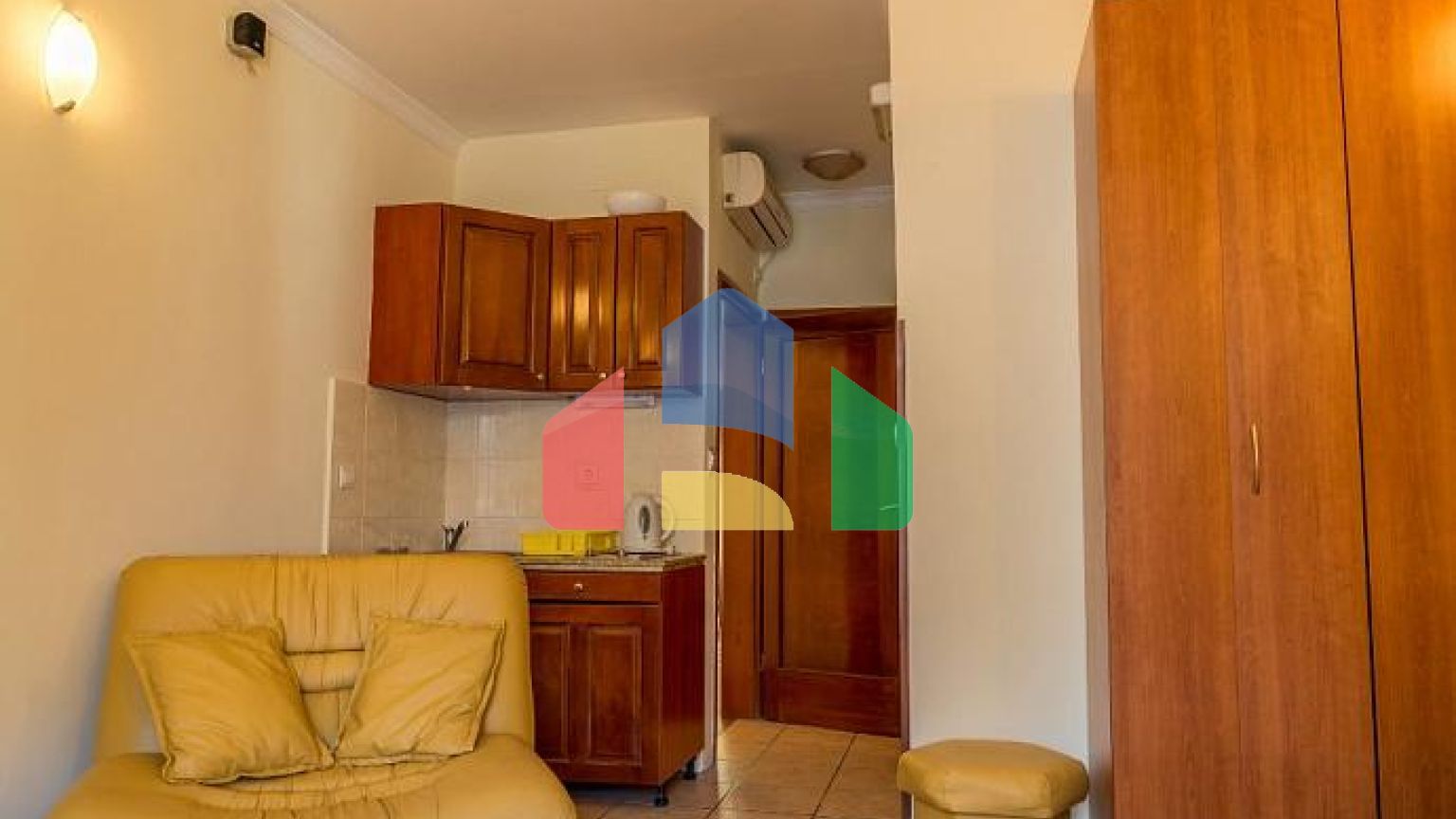 Два дома с рестораном на первой линии