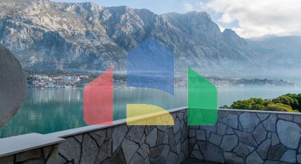 Два дома с рестораном на первой линии