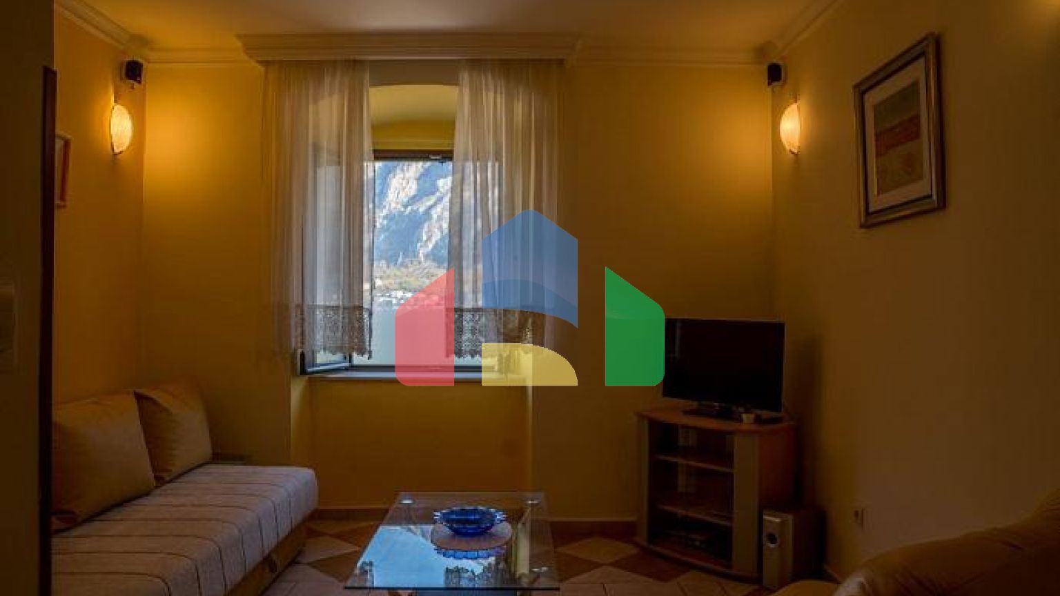 Два дома с рестораном на первой линии