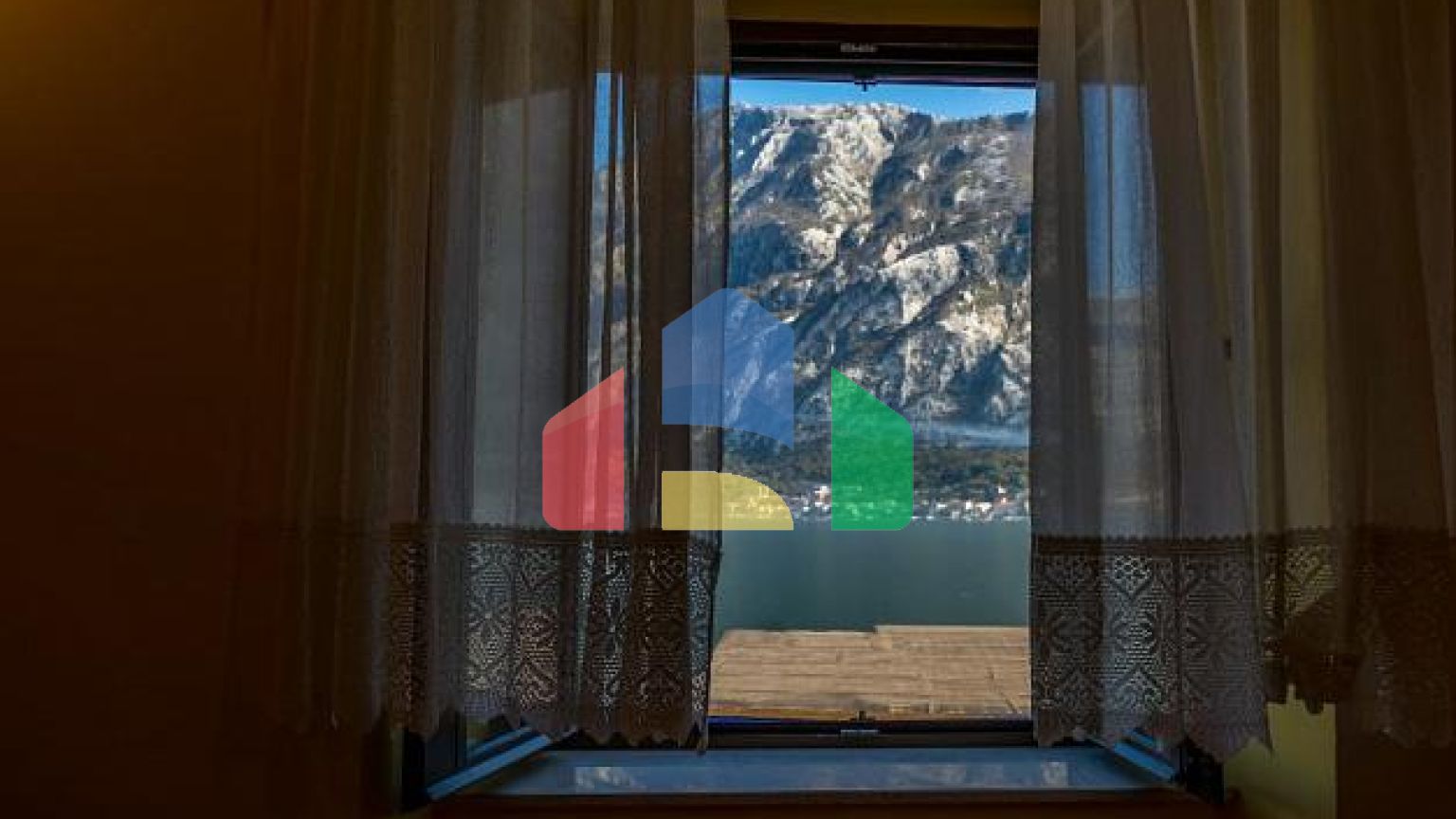 Два дома с рестораном на первой линии