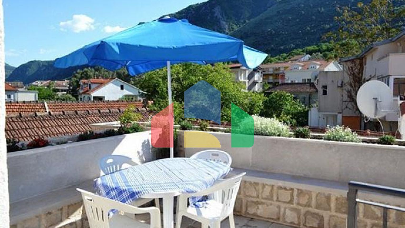 Два дома с рестораном на первой линии