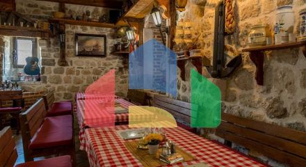 Два дома с рестораном на первой линии