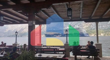 Два дома с рестораном на первой линии