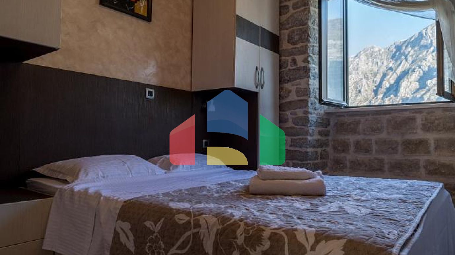 Два дома с рестораном на первой линии