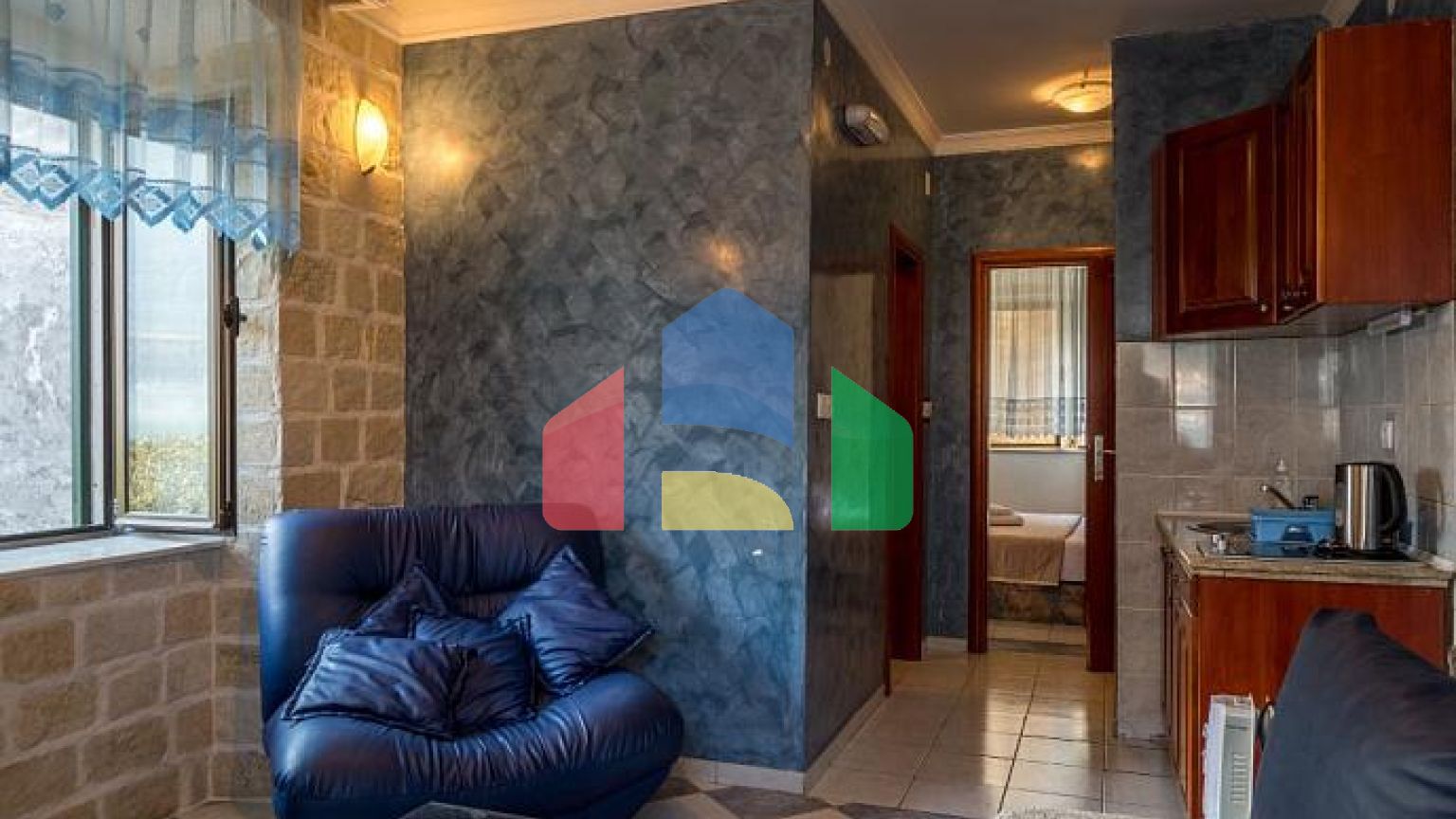 Два дома с рестораном на первой линии