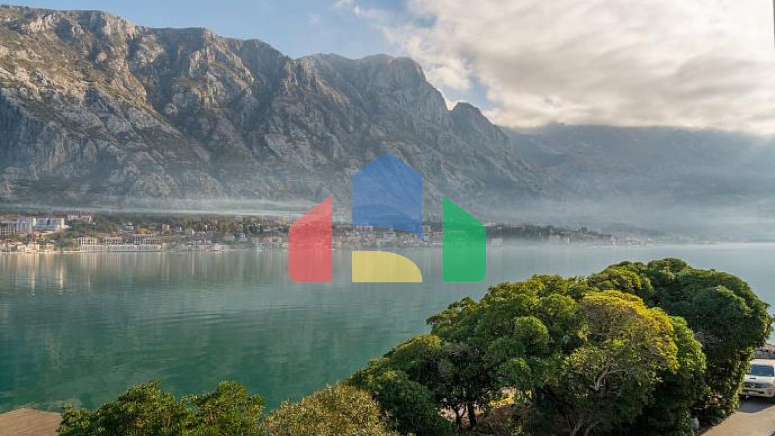 Два дома с рестораном на первой линии