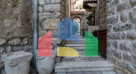 Два дома с рестораном на первой линии