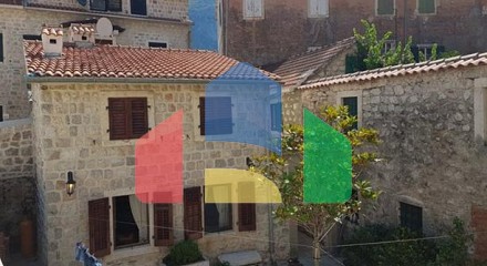 Two houses with restaurant on the front line