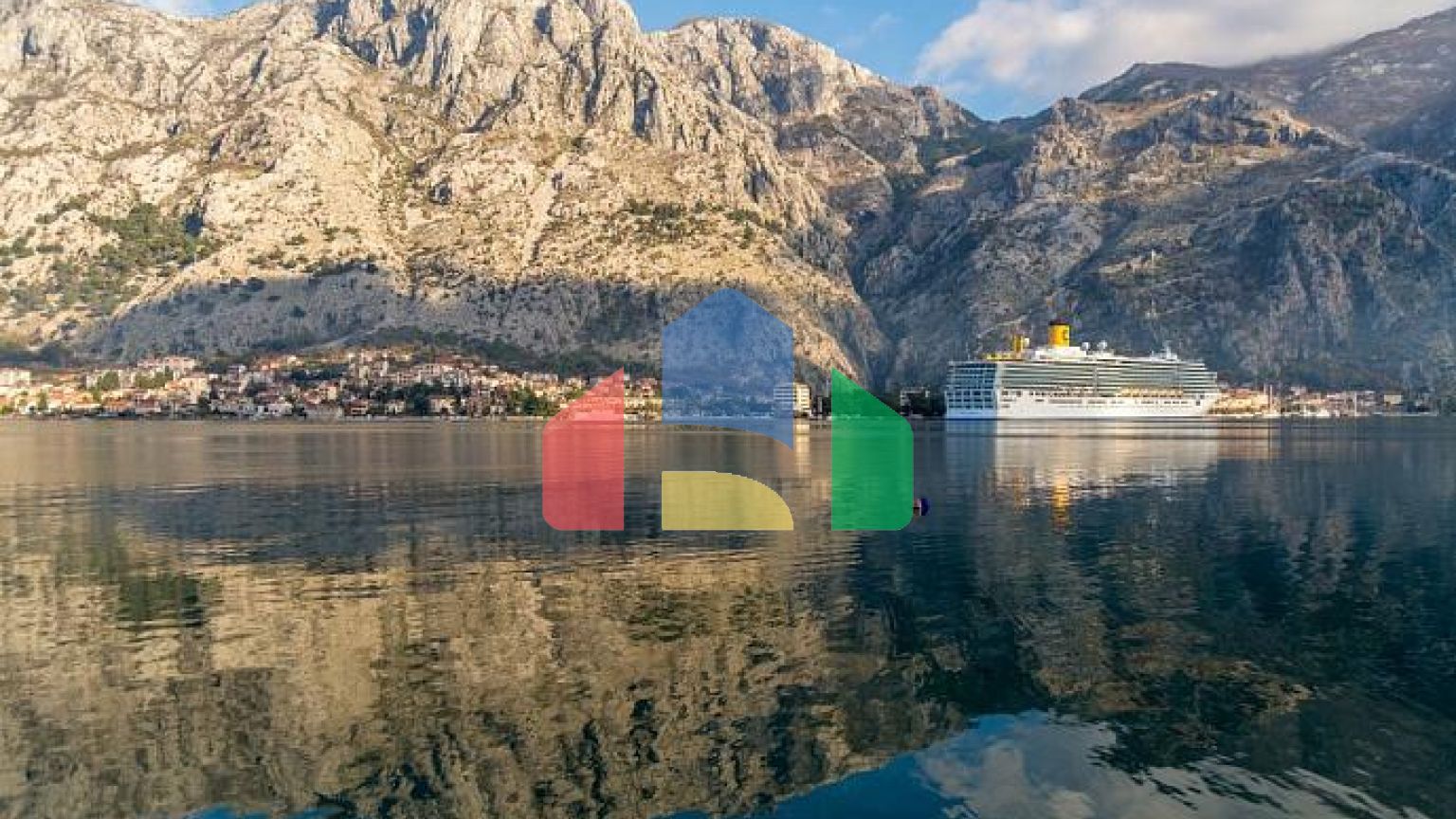 Два дома с рестораном на первой линии