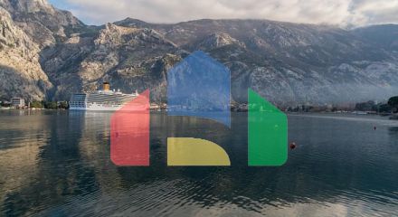 Два дома с рестораном на первой линии