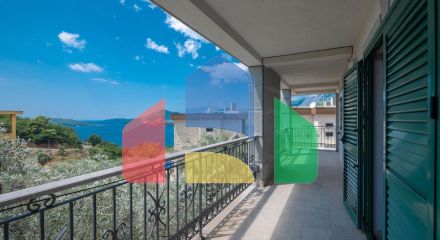 Просторная вилла с видом на море и оливковым садом в Пржно